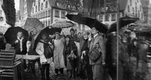 Rundgang im Regen. 51 Frauen und M�nner, die am Ode-Projekt des Zawiw mitarbeiten, waren gestern in Ulm, um die Stadt und ihre Einrichtungen anzuschauen (Volkmar K�nneke)